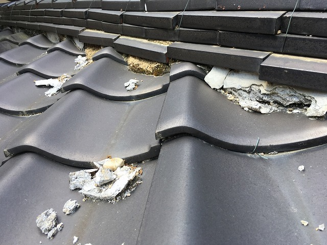 漆喰が剥離している屋根